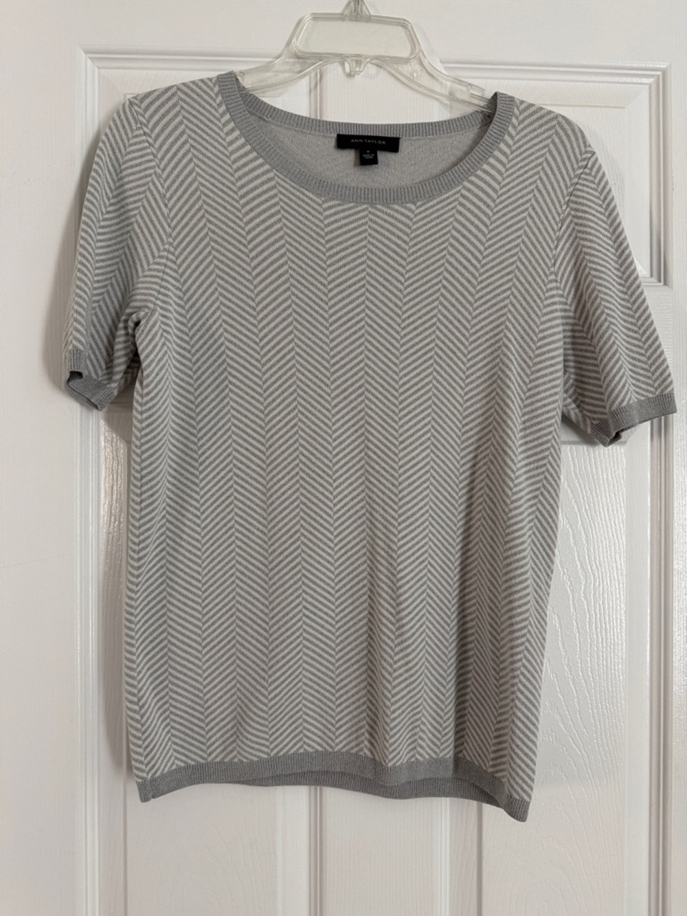 Ann Taylor Light Gray Chevron Short Sleeve Knit Top